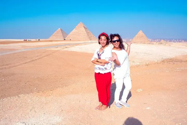 Dos viajeras en un tour privado posando ante las pirámides de Giza