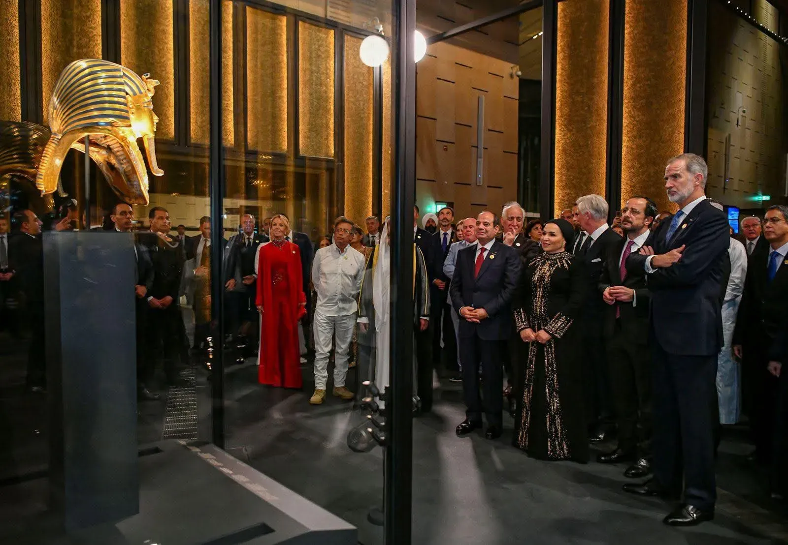 Invitados oficiales contemplan la máscara de oro de Tutankamón en su vitrina durante la ceremonia de inauguración del Gran Museo Egipcio en 2025