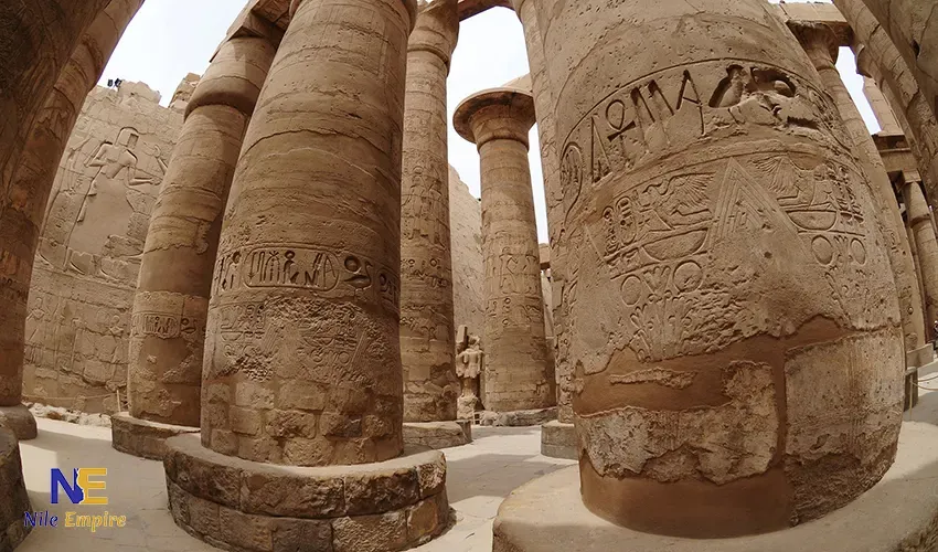 Enormes columnas en el interior del templo de Karnak, un sitio cubierto por el Luxor Pass