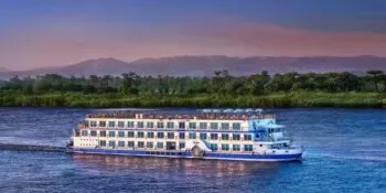 Crucero de lujo navegando por el Nilo al atardecer, reservado a través de Nile Empire