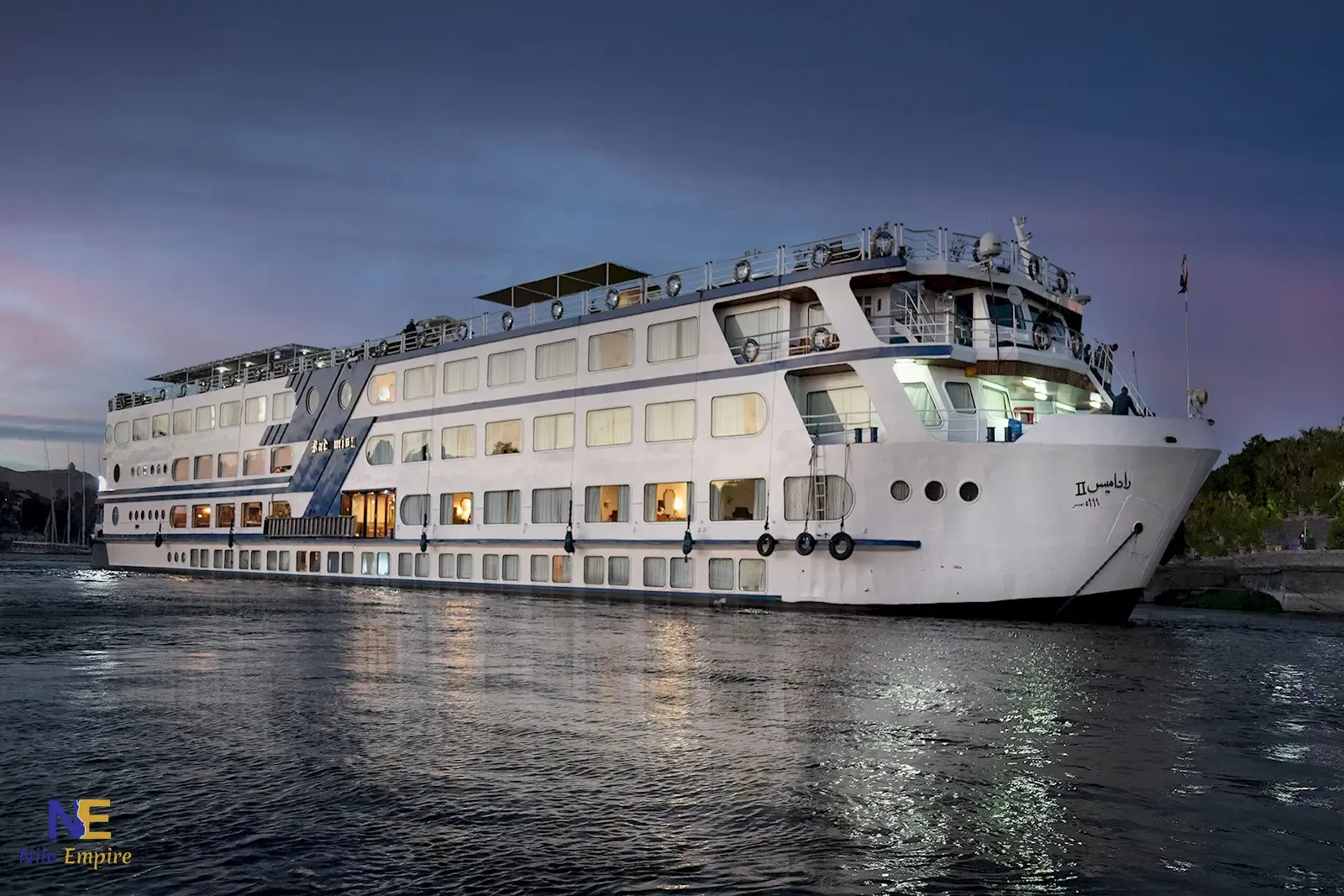Exterior del crucero Radamis II en el Nilo de noche