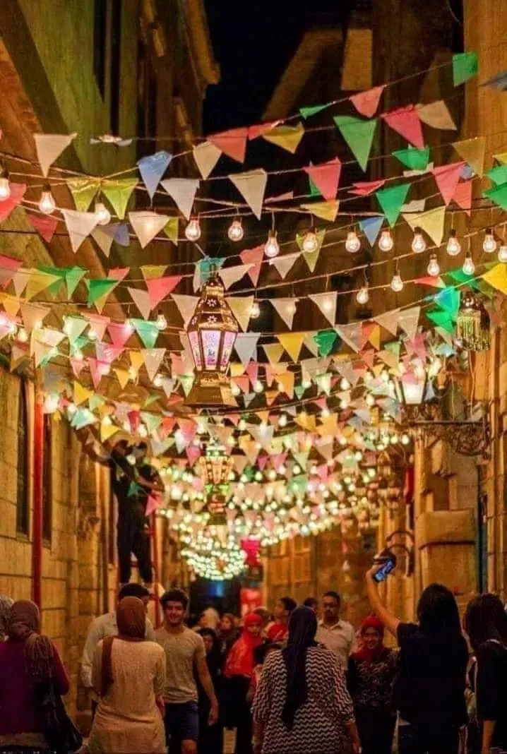 Calle de El Cairo decorada con banderines y faroles de colores durante el Ramadán