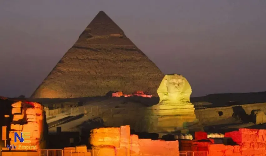 La Esfinge y la pirámide de Kefrén iluminadas de noche durante el espectáculo de luz y sonido de Giza