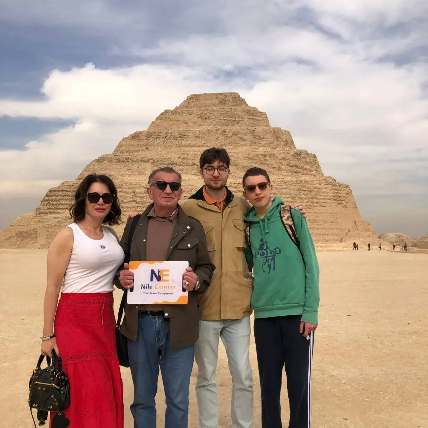 Turistas recorriendo con seguridad la pirámide de Zoser con un guía certificado, lejos de las estafas locales con antigüedades