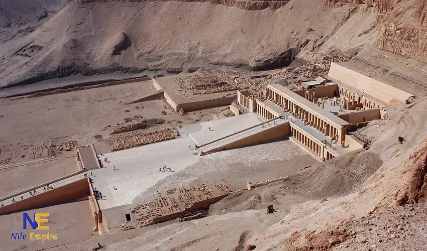 Hot air balloons over the Valley of the Kings, a mandatory stop on an 8-day itinerary